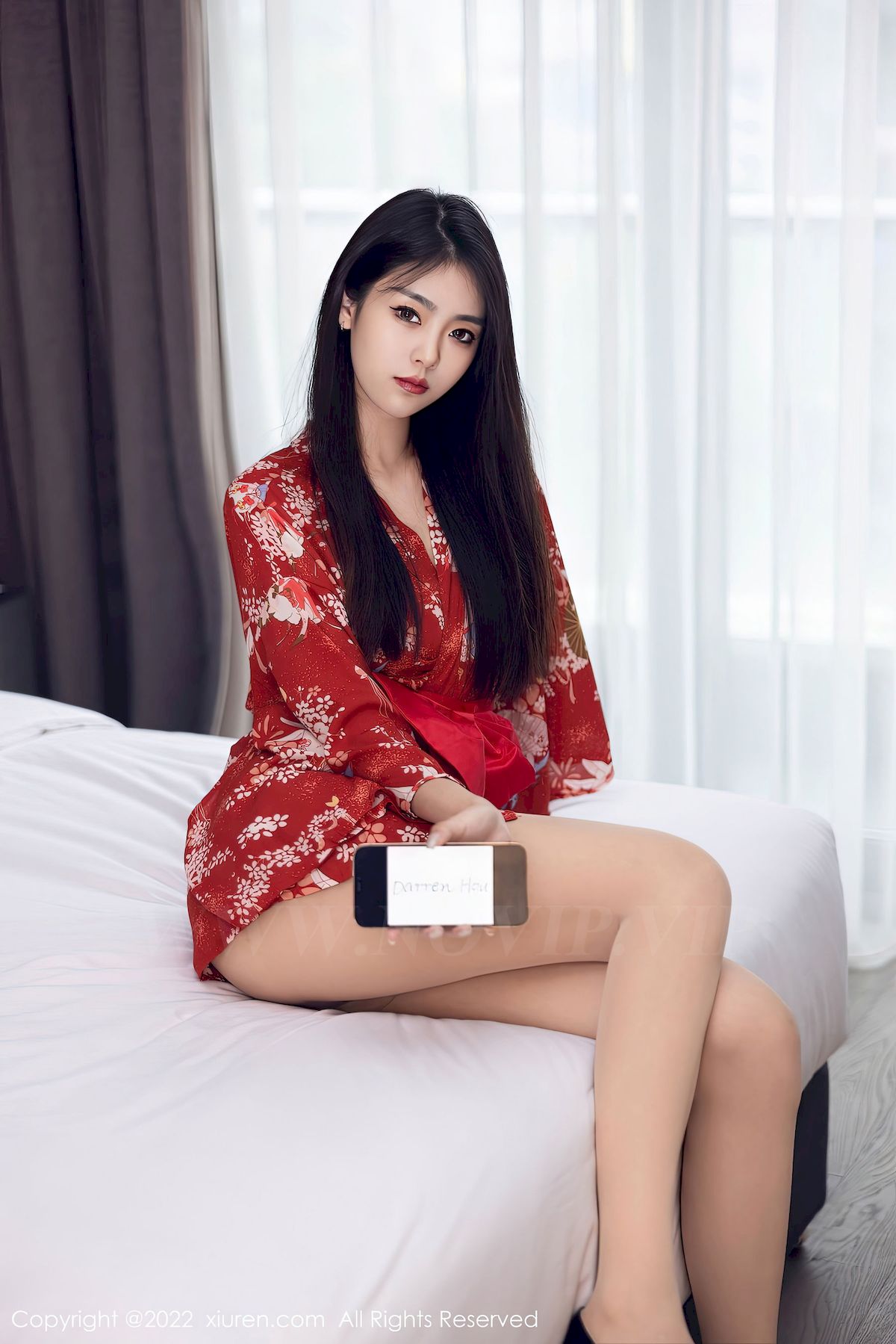 [秀人XiuRen] No.5736 模特可乐Vicky - 红色服饰+原色丝袜性感写真-御萝部落