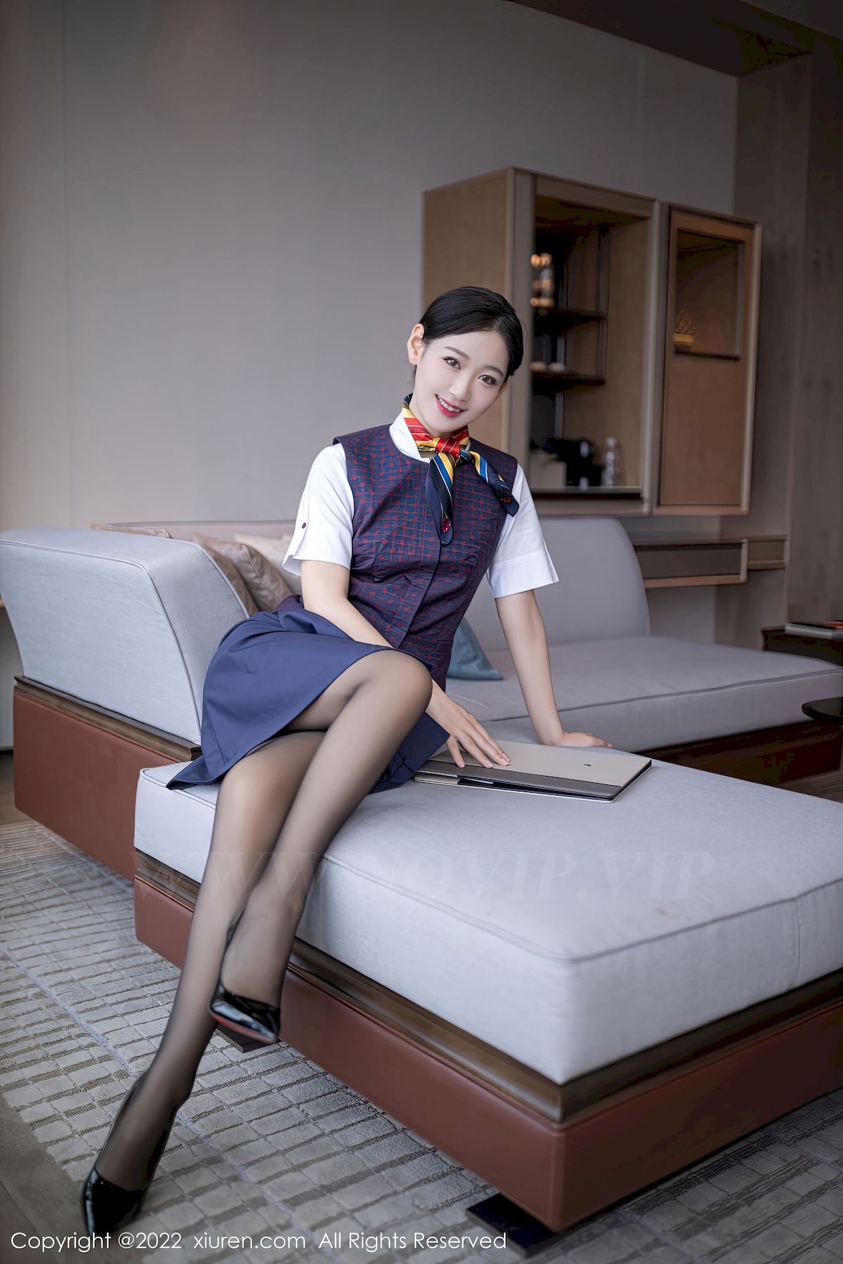 [秀人XiuRen] No.5922 模特唐安琪 - 空姐制服+应酬主题北京旅拍-御萝部落