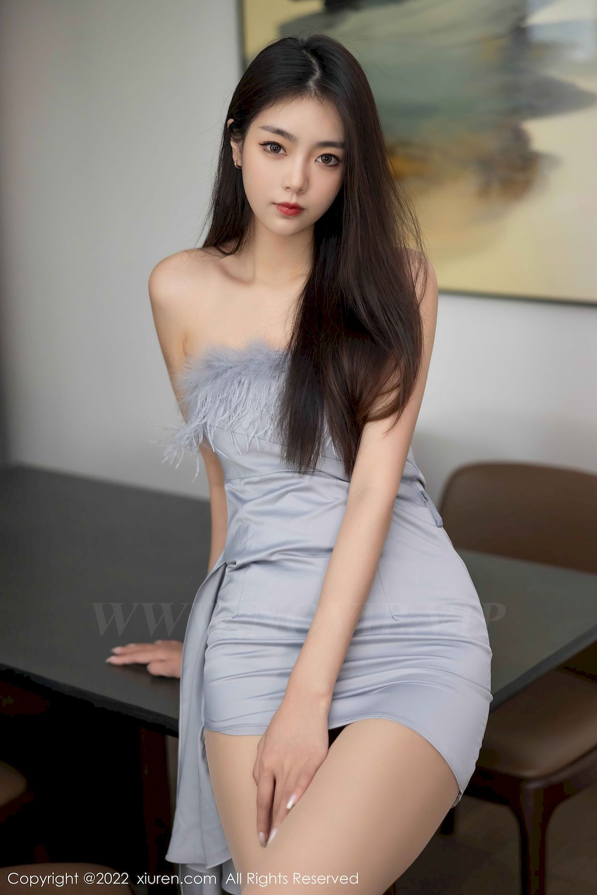 [秀人XiuRen] No.5664 模特可樂Vicky - 露肩连衣短裙+原色丝袜性感写真-御萝部落