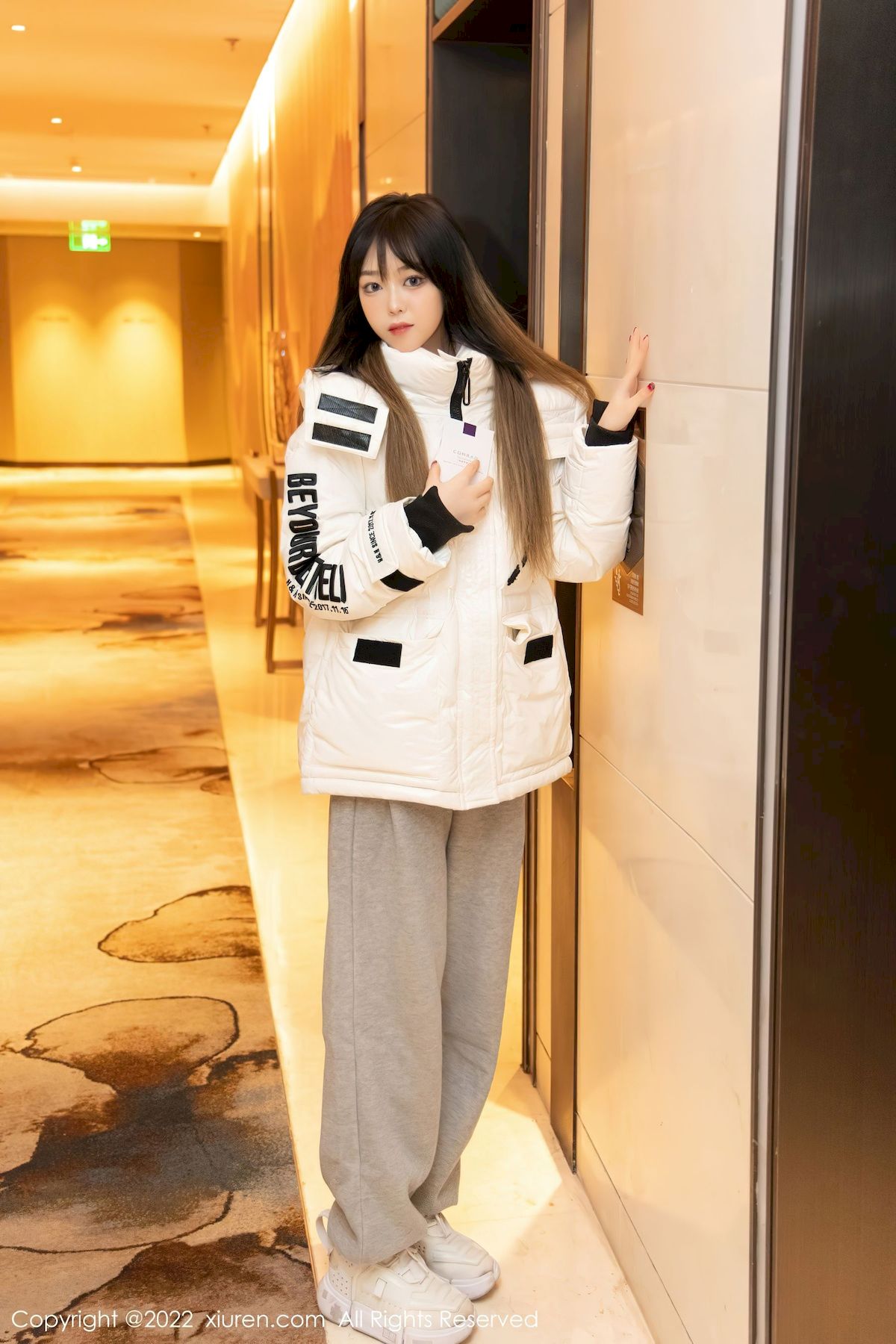 [秀人XiuRen] No.4470 模特奶瓶子 - 羽绒外套+极致美腿性感写真-御萝部落