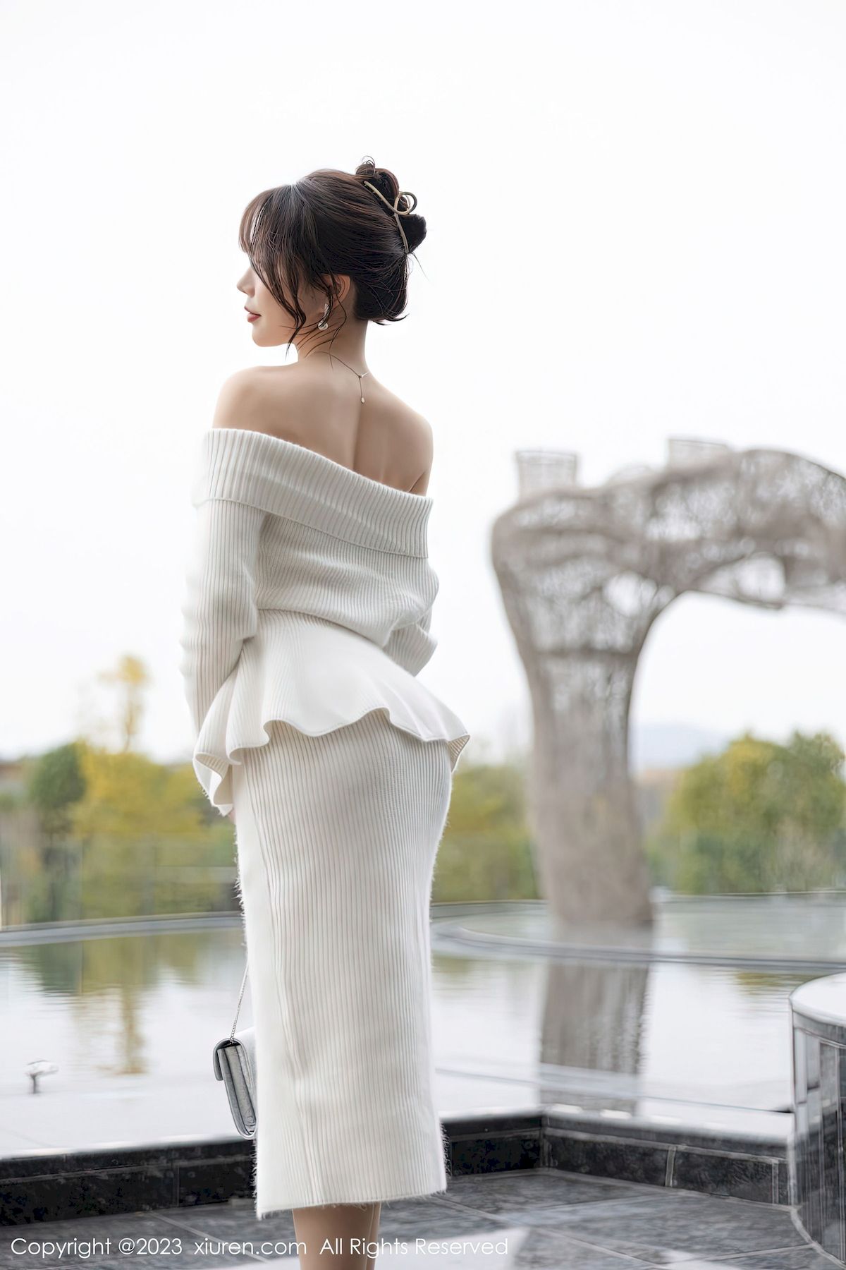 [秀人XiuRen] No.6132 女神徐莉芝Booty - 露肩连衣长裙+原色丝袜性感写真-御萝部落