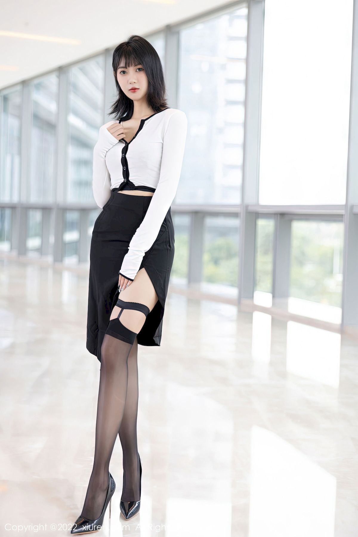 [秀人XiuRen] No.5991 模特林子遥 - 白色轻透上衣+黑色短裙性感写真-御萝部落