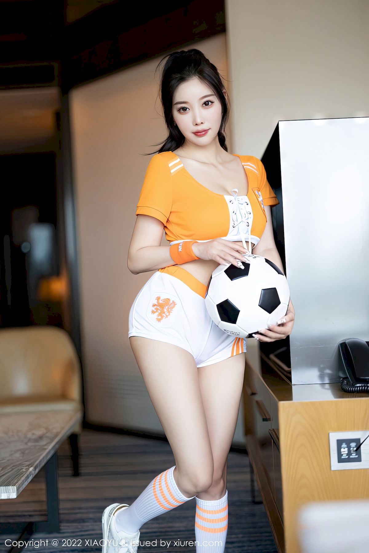 [语画界XIAOYU] Vol.907 女神杨晨晨Yome - 橙色服饰+足球宝贝主题心愿旅拍-御萝部落