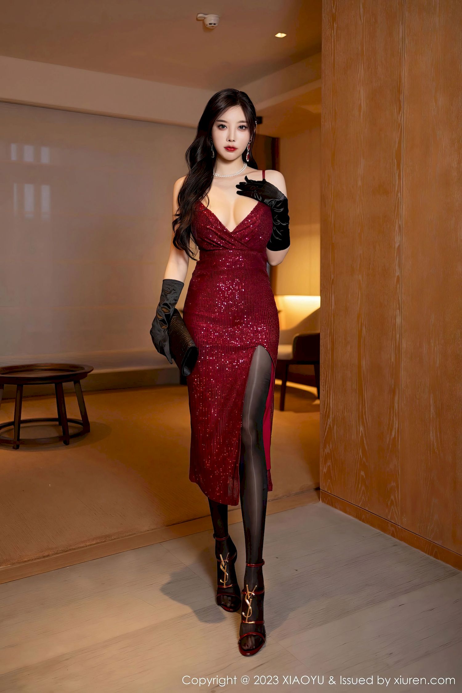 [XIAOYU语画界] VOL.1085 杨晨晨Yome - 红色礼裙+黑丝性感写真-御萝部落