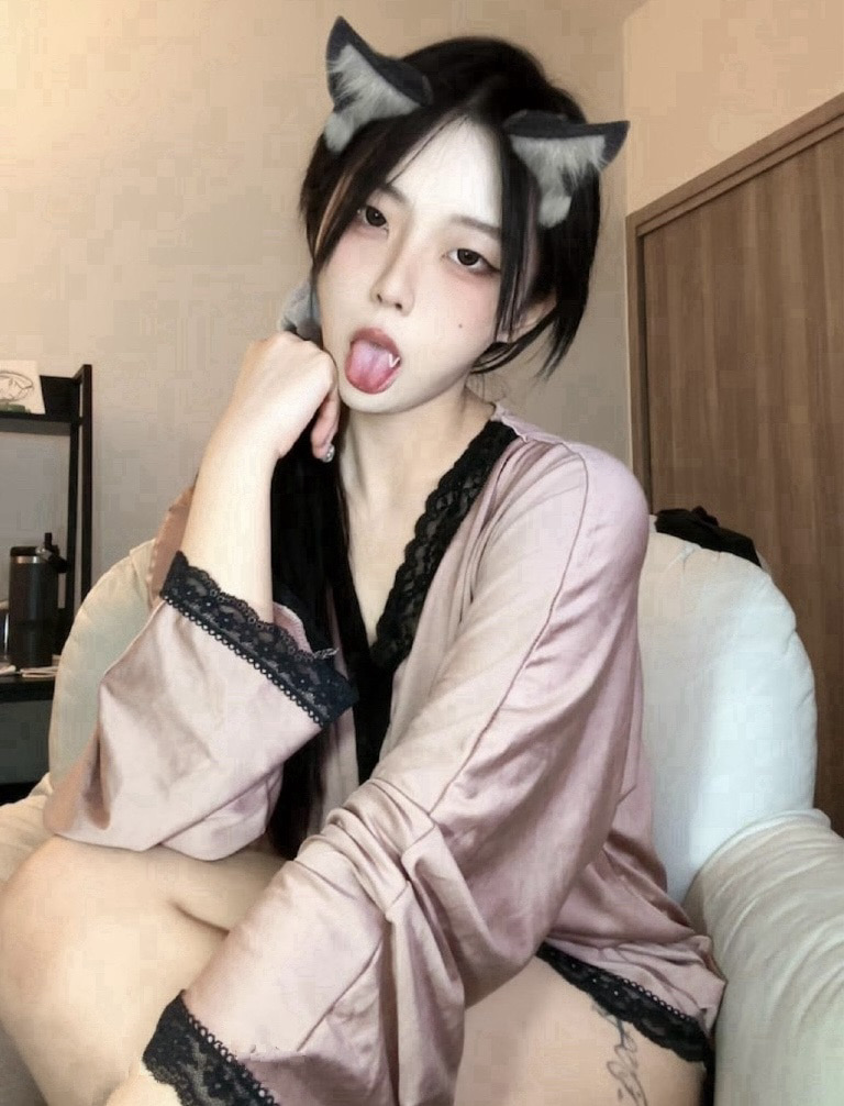 【更新】抖音烧肉小野猫(多肉小野猫)微密圈合集【395P 355V】-御萝部落