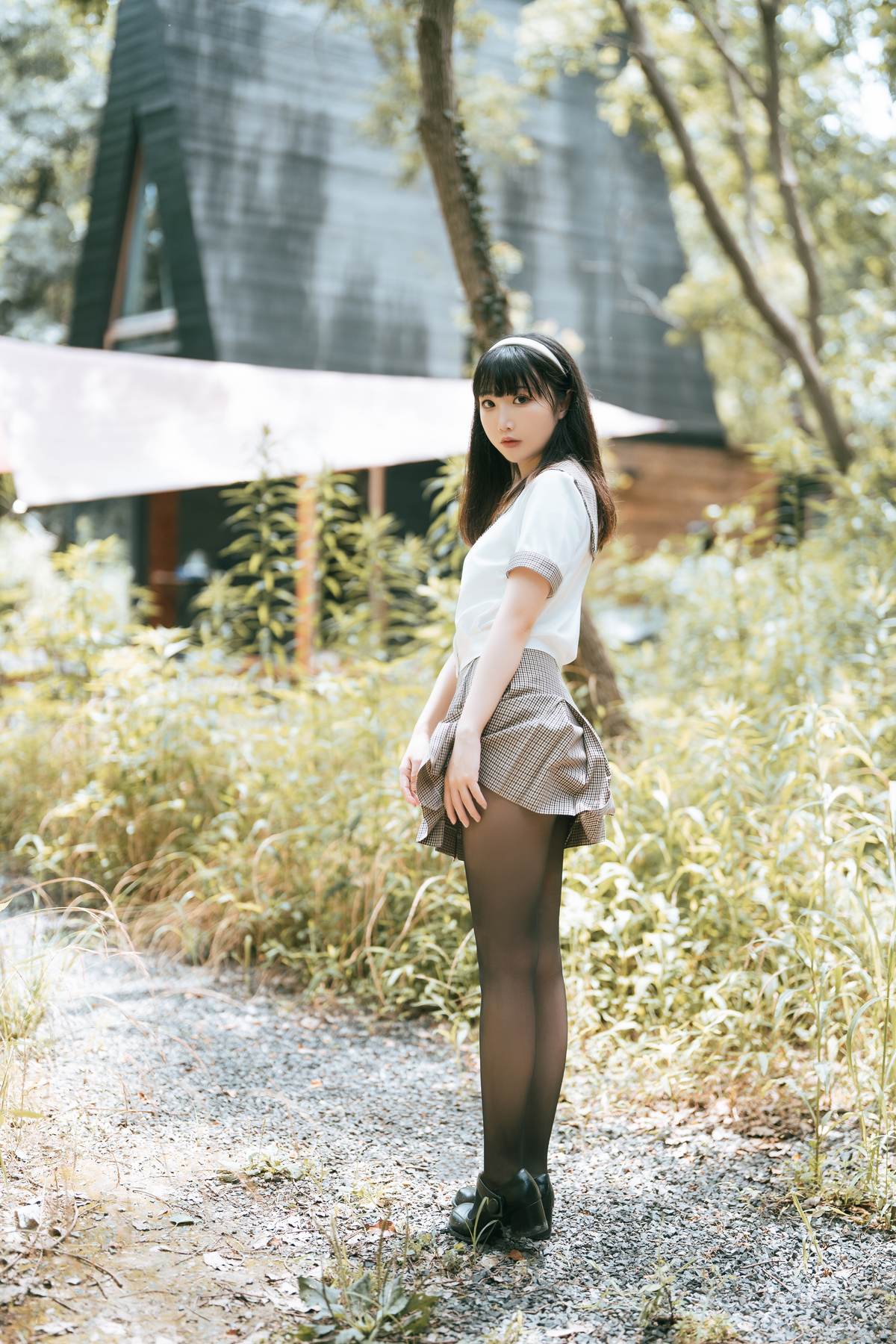 图片[3]-面饼仙儿 – cos 黑丝露营JK：真人写实性感JK少女 黑丝制服露营撕裂裙子翘臀开档 极致挑逗无修正 40P-御萝部落