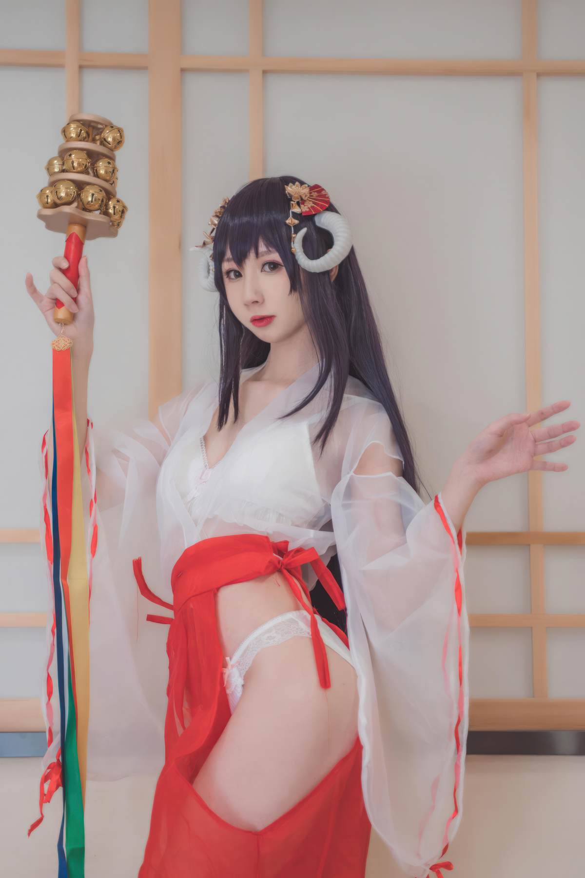 图片[3]-西园寺南歌 – 透明巫女主题COS：轻薄巫女装与通透材质结合 在日系神社风格中呈现柔美与神秘并存的视觉效果 30P-御萝部落