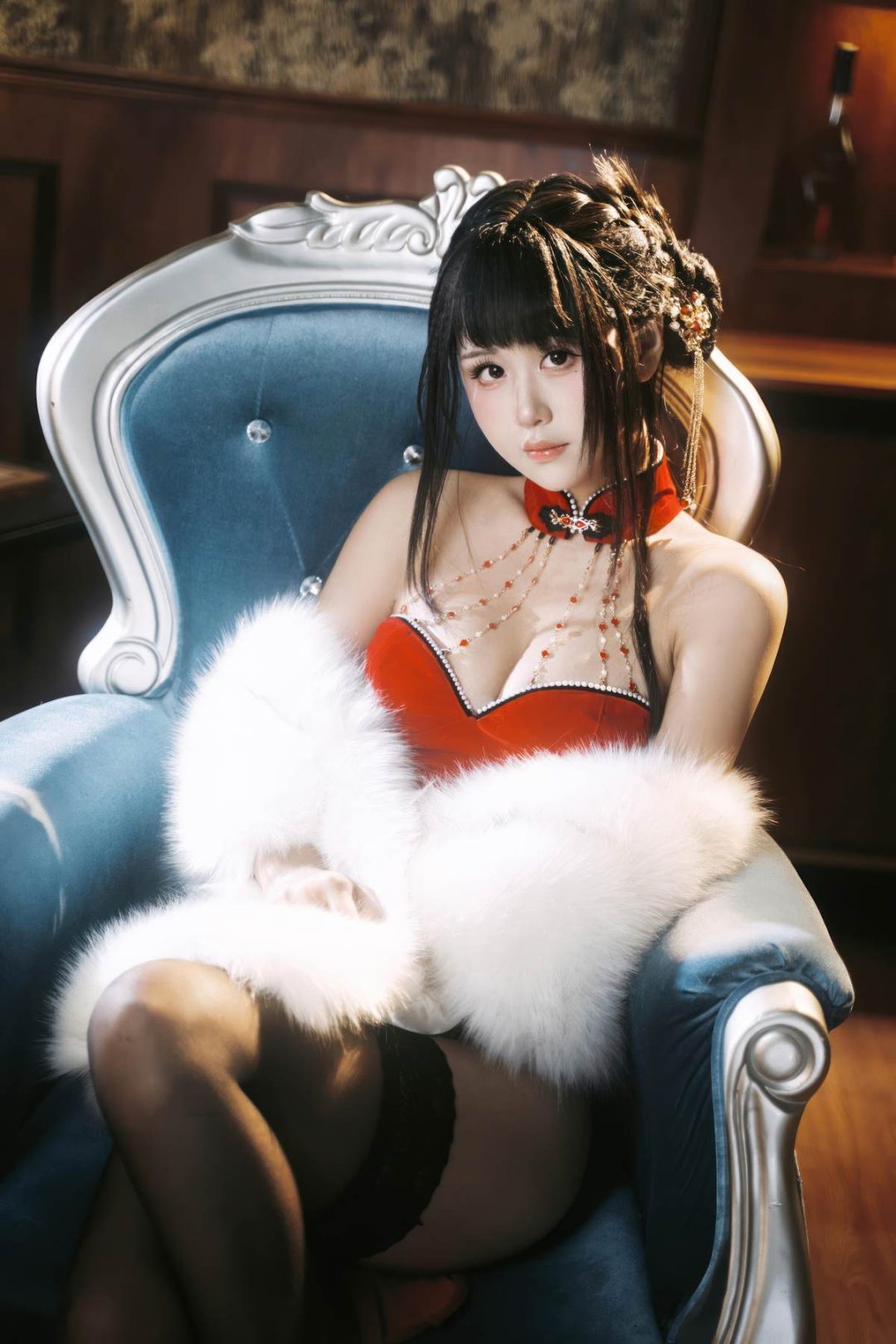 萌芽儿o0 – 朱砂痣：真人写实性感主题演绎 朱砂点缀妆容与情绪氛围 黑丝造型勾勒曲线 美乳线条与成熟魅惑并存 近景私房写真 26P-御萝部落