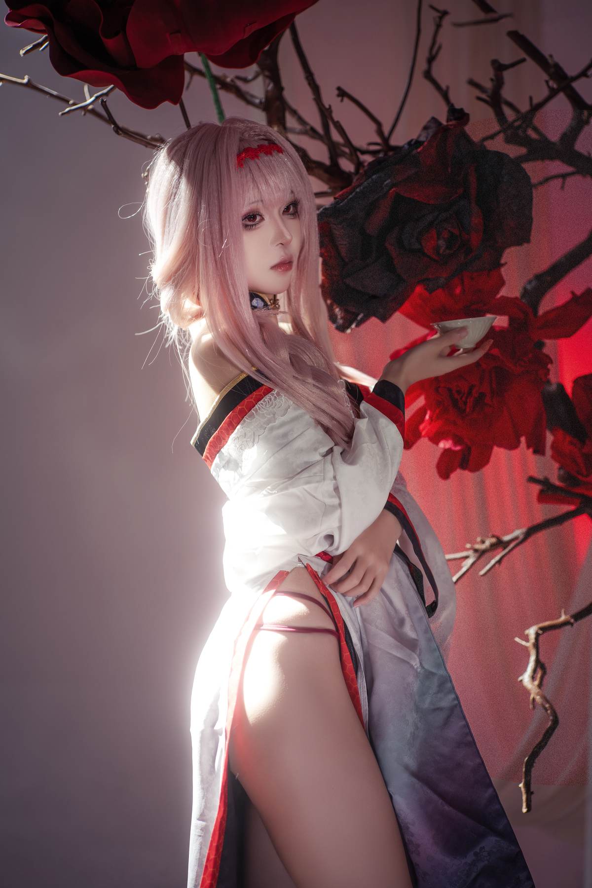 图片[1]-矢量鱼 – Nikke胜利女神 暗莲：白发和风高开衩美腿 刀剑红黑布景 30P-御萝部落