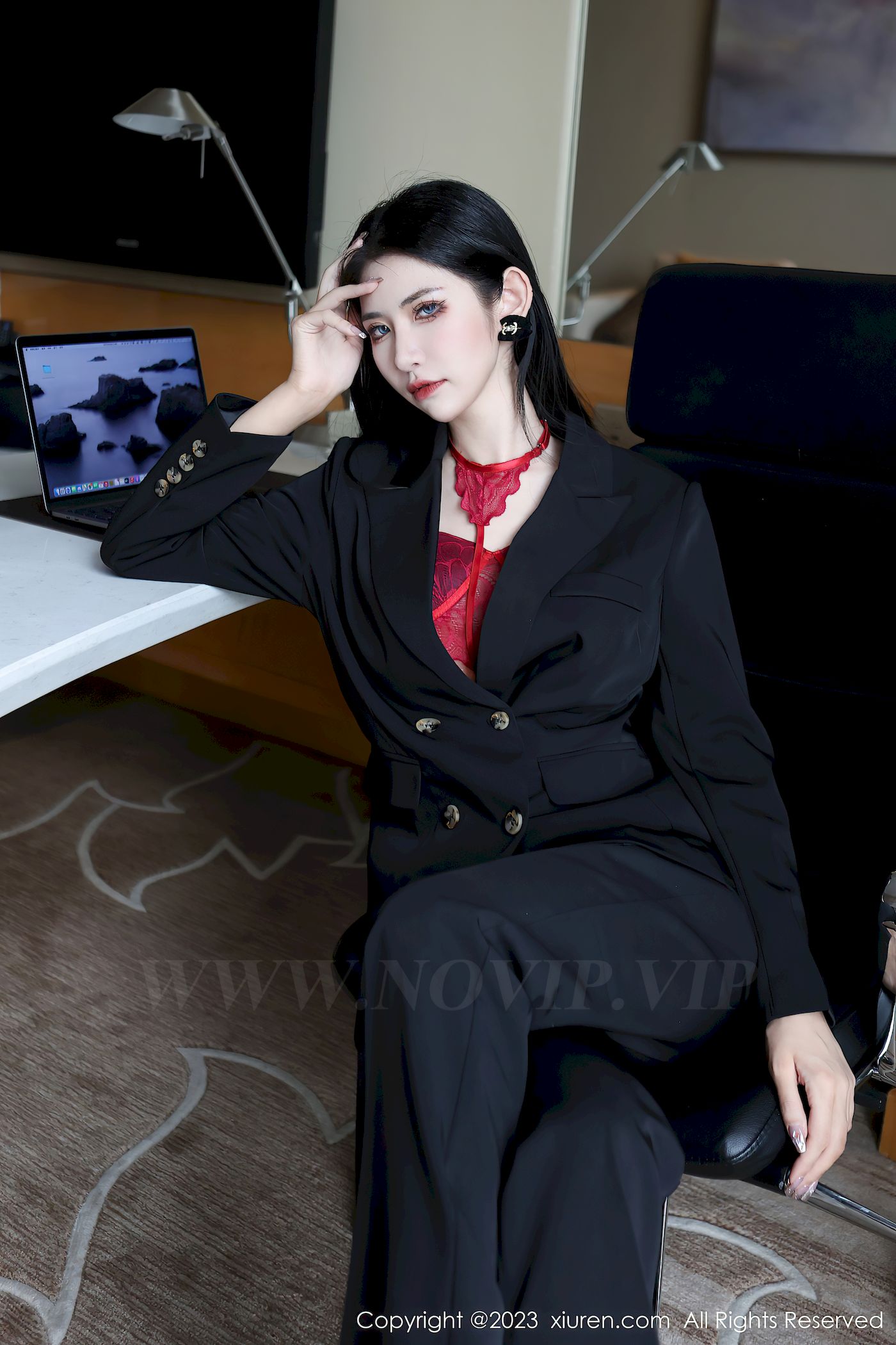 秀人网新人模特依娜Yina深色西服搭配简约长裤首套写真 - 美女 --御萝部落