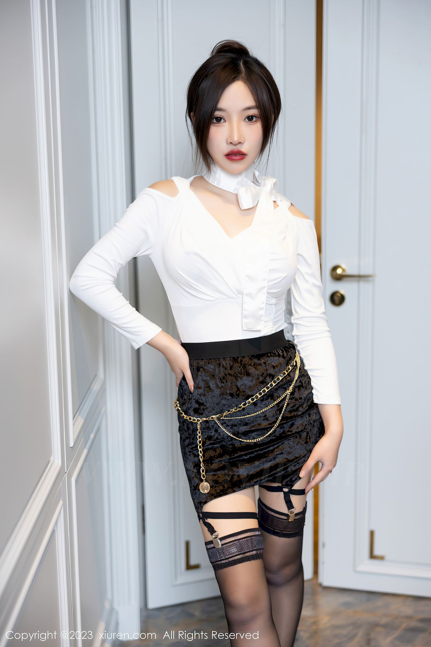 秀人网新人模特可可Cheese白色上衣搭配黑色短裙首套写真 - 美女 --御萝部落