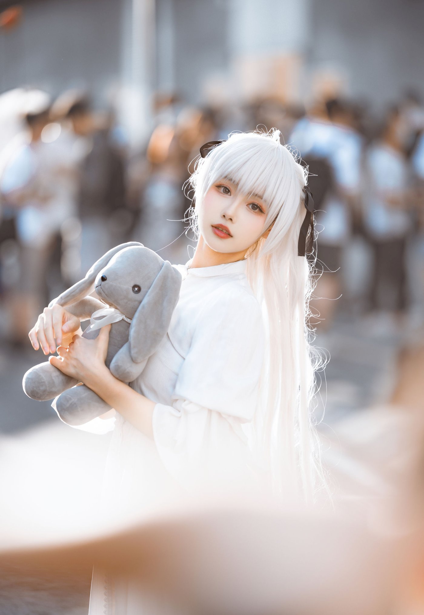 微博妹子Momoko葵葵白色服饰怀抱公仔小熊阳光街拍 - 美女 --御萝部落