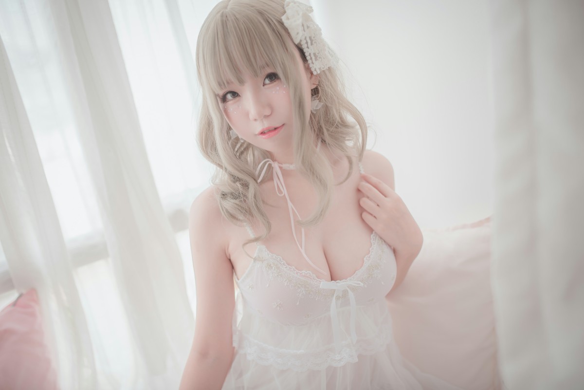 性感人气COSER Yoko宅夏Cos – 白色丝质连衣裙 - COSPLAY-御萝部落